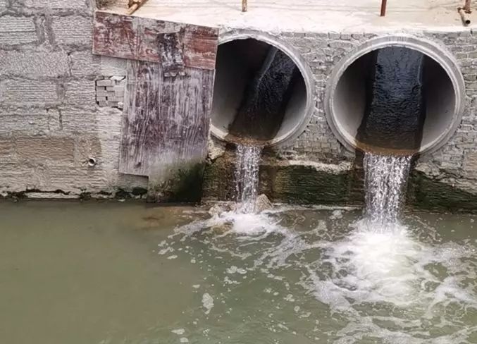 工業廢水從管道中排出 工業廢水從管道中排出